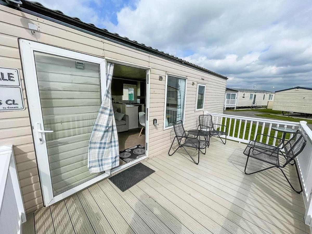 Caravan With Decking At Martello Beach Nearby Clacton-On-Sea Ref 29017Kv Hotel Buitenkant foto