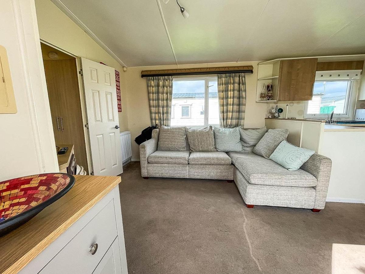 Caravan With Decking At Martello Beach Nearby Clacton-On-Sea Ref 29017Kv Hotel Buitenkant foto