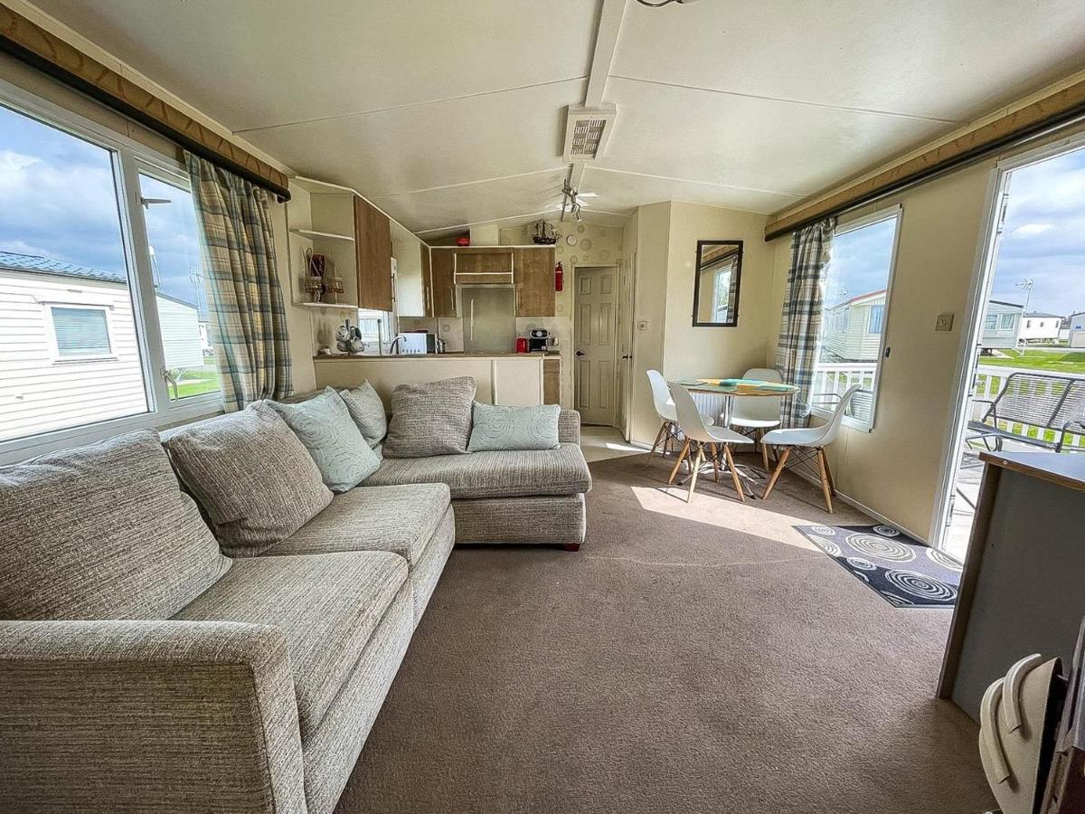Caravan With Decking At Martello Beach Nearby Clacton-On-Sea Ref 29017Kv Hotel Buitenkant foto