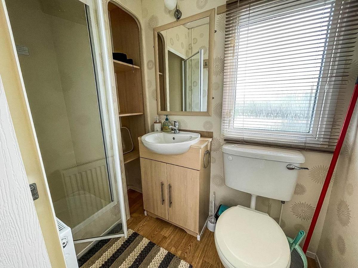 Caravan With Decking At Martello Beach Nearby Clacton-On-Sea Ref 29017Kv Hotel Buitenkant foto