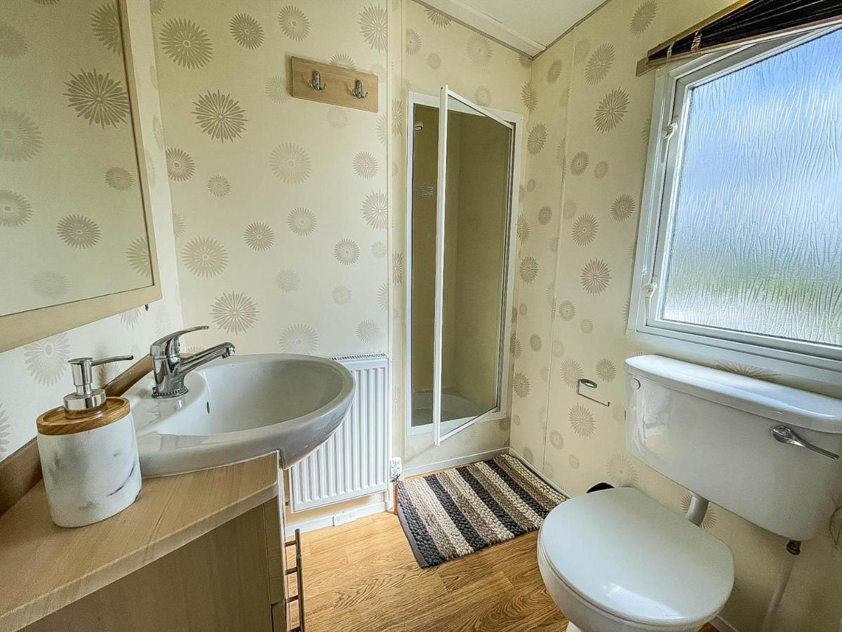 Caravan With Decking At Martello Beach Nearby Clacton-On-Sea Ref 29017Kv Hotel Buitenkant foto